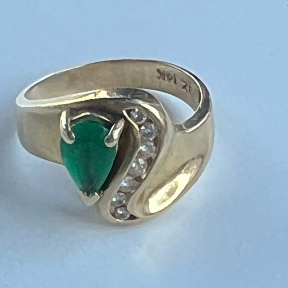 Jewelry - Elegant Gold and Green Gemstone Ring